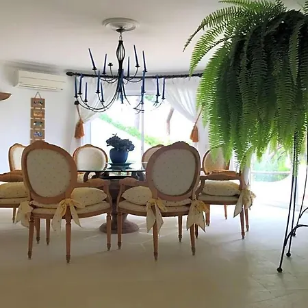 Sleeps 10 Pool Air Con Wifi